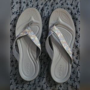 Woman's Crocs Capri dual comfort size 10 Multicolor 🌺